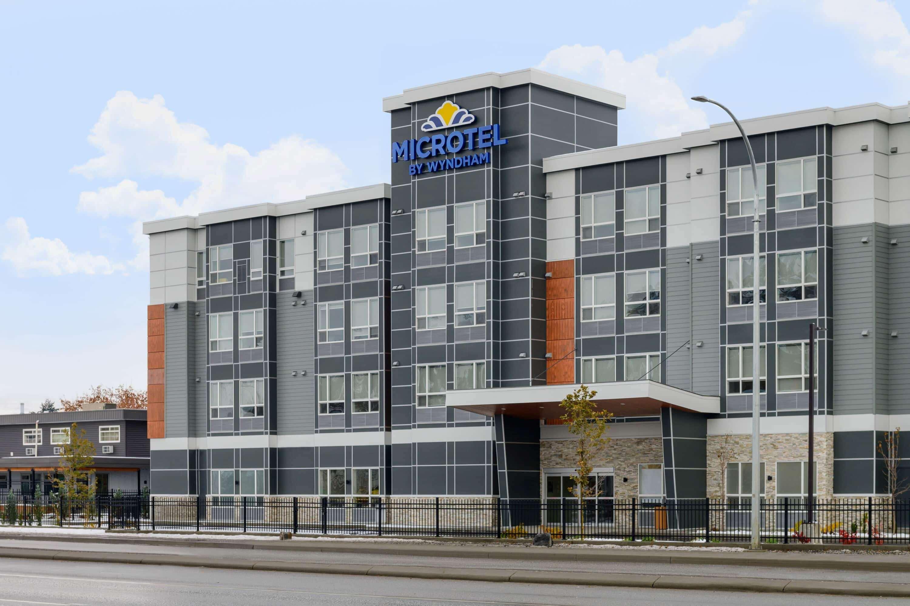 Microtel Inn & Suites By Wyndham Kelowna Exterior photo