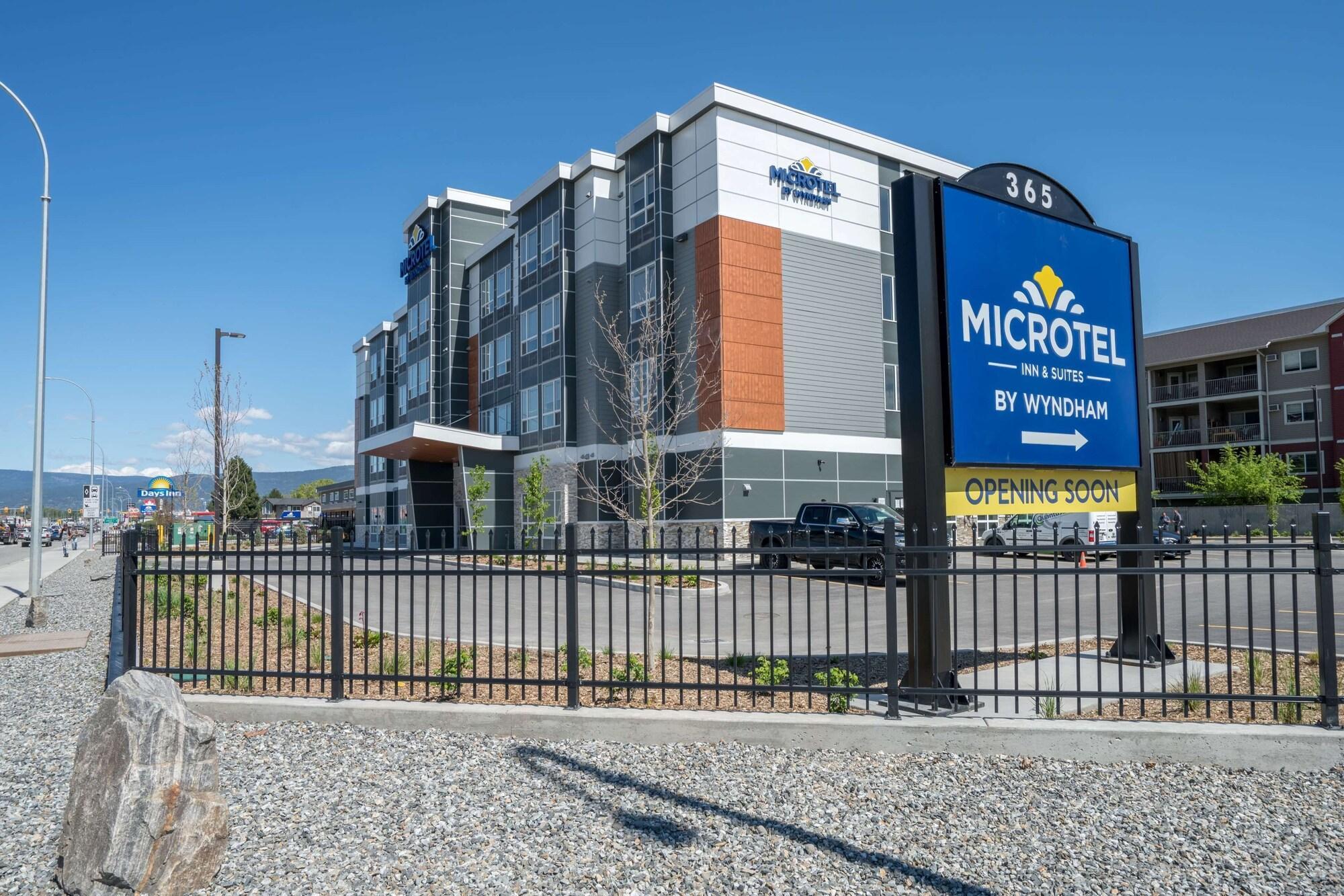 Microtel Inn & Suites By Wyndham Kelowna Exterior photo