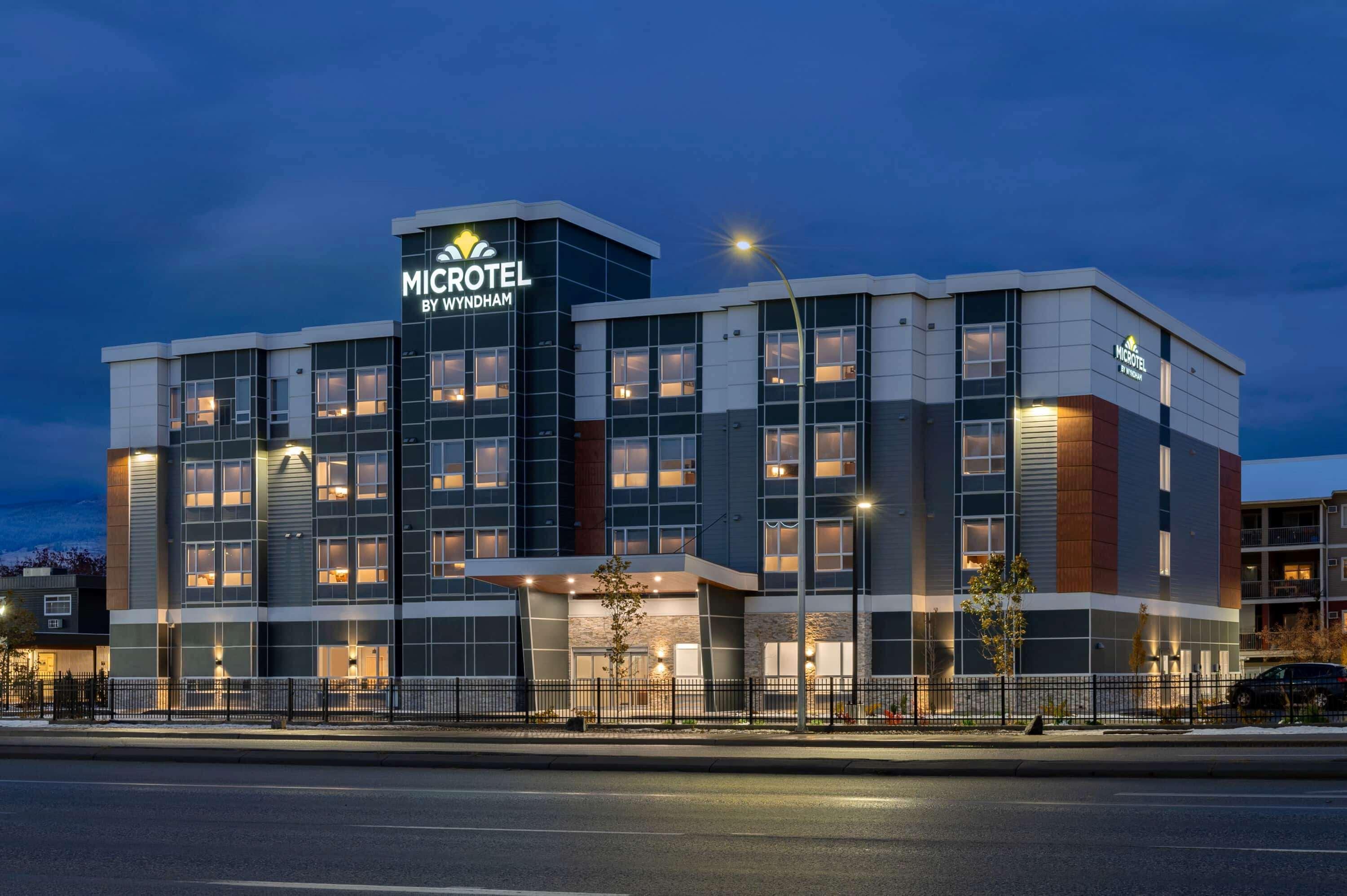 Microtel Inn & Suites By Wyndham Kelowna Exterior photo